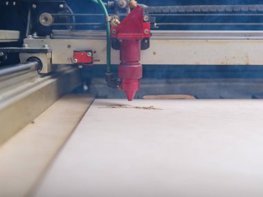 Makine çıkmadan deseni bir ağaç üzerinde yazmak için