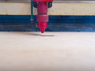 Makine çıkmadan deseni bir ağaç üzerinde yazmak için