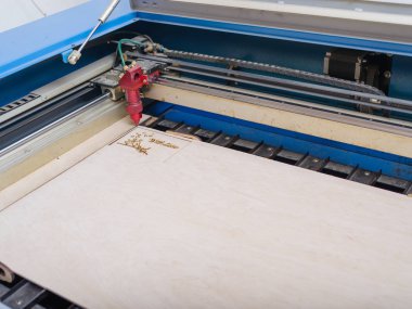 Makine çıkmadan deseni bir ağaç üzerinde yazmak için