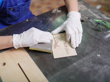 Kesme plaka üzerinde desen ve yazıtlar yakılır