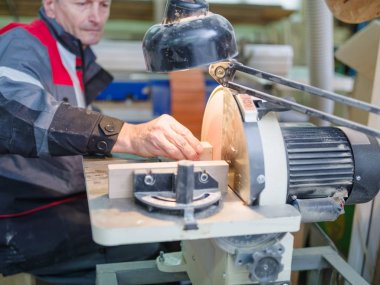 İşçi lambaları ışık altında parçası keskinleştirir