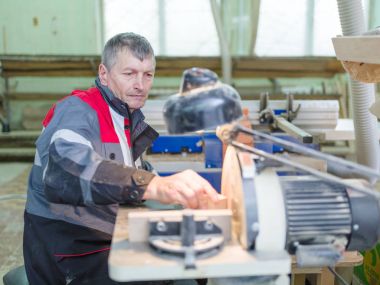 İşçi lambaları ışık altında parçası keskinleştirir