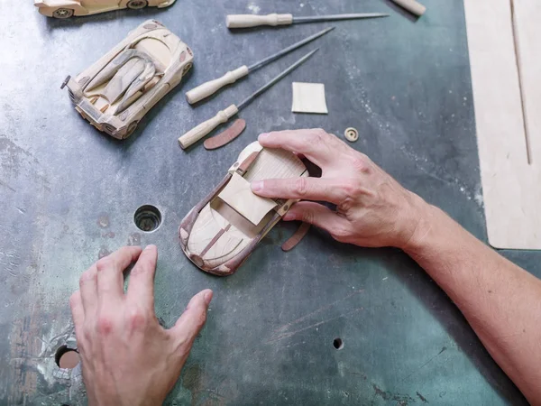 Ustanın eliyle ahşap araba yakın çekim