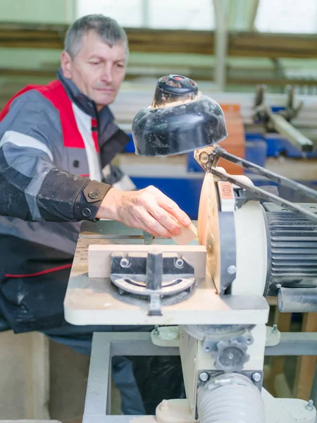 İşçi lambaları ışık altında parçası keskinleştirir