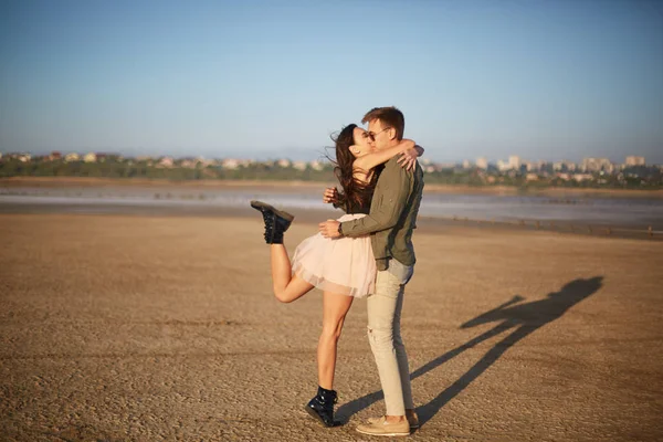 Young, cute amorous couple on a natural background. Romantic traveling concept. Copy space. — Stock Photo, Image