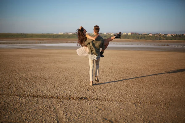 Romantiska par på en naturlig bakgrund. Pojkvän innehav flickvän i händerna. Romance koncept. Kopiera utrymme. — Stockfoto