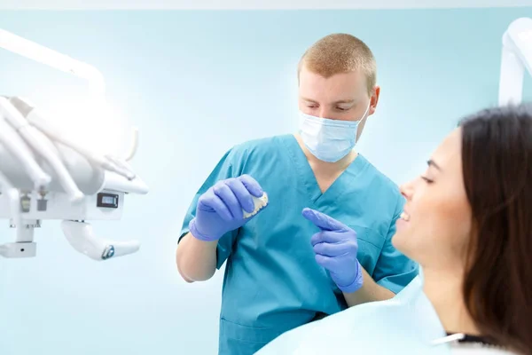 Dentysta leczenie pacjentki w stomatologii. Koncepcja leczenia. — Zdjęcie stockowe