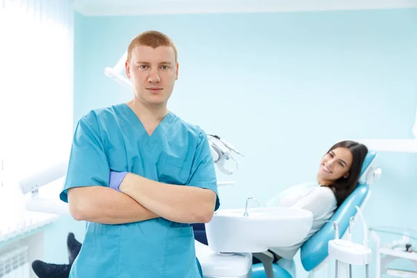 Dentist curing a female patient in the stomatology. Treatment concept. — Stock Photo, Image