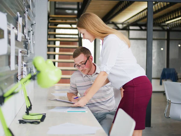 Een man en een meisje overweegt een businessplan op kantoor — Stockfoto