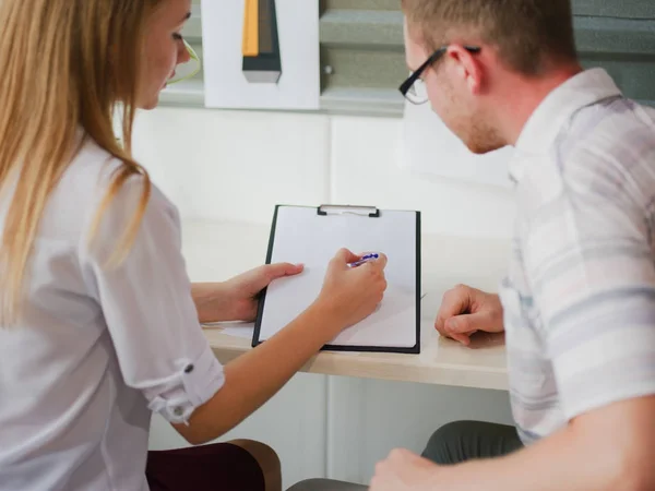 Ein Mann und ein Mädchen erwägen einen Businessplan im Büro — Stockfoto