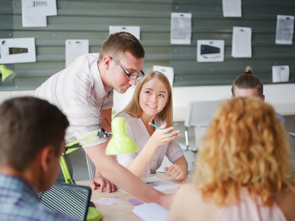Ofis çalışanları iş planları gelecek şirketler için tartışmak.