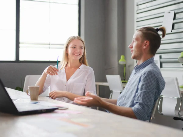The man and the girl have a break in office work — Stock Photo, Image