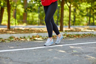 Sportif kız sokakta müzik dinlemek koşu