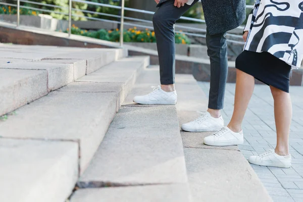 Mężczyzna i kobieta w krossovkah. Szczelnie-do góry nogi. — Zdjęcie stockowe