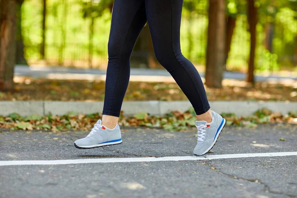 Sporty girl jogging listening to music on the street — Stock Photo, Image