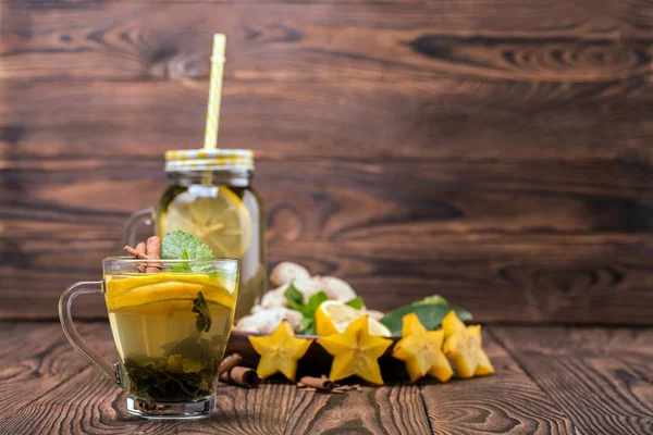 Una Composición Una Taza Verde Con Rodajas Limón Agrio Menta — Foto de Stock