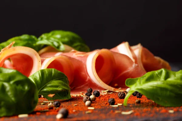 Una Imagen Cerca Una Carne Roja Jamón Ensalada Espinacas Verdes — Foto de Stock