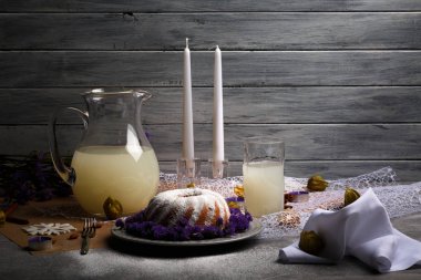 Gri bir ahşap zemin üzerine pudra şekeri ile vanilyalı tart bir güzel tatil 's kompozisyon. Bir kavanoz ve bir bardak ananas suyu ve bir masa üzerine dekorasyon dolu. Noel temalı yemek masası.