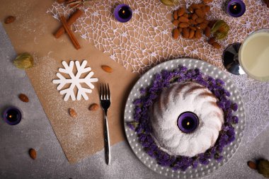 Baharatlı tarçın, gevrek fındık, tablo arka plan üzerinde süslü bir plaka üzerinde egzotik meyve organik çikolatalı kek. 