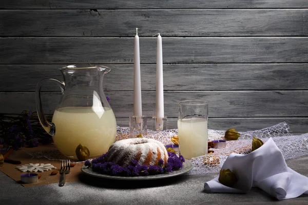 Gri bir ahşap zemin üzerine pudra şekeri ile vanilyalı tart bir güzel tatil 's kompozisyon. Bir kavanoz ve bir bardak ananas suyu ve bir masa üzerine dekorasyon dolu. Noel temalı yemek masası.