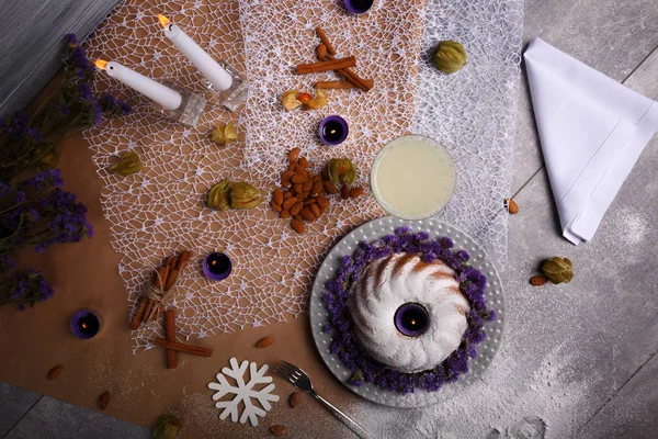 Baharatlı tarçın, gevrek fındık, tablo arka plan üzerinde süslü bir plaka üzerinde egzotik meyve organik çikolatalı kek. 