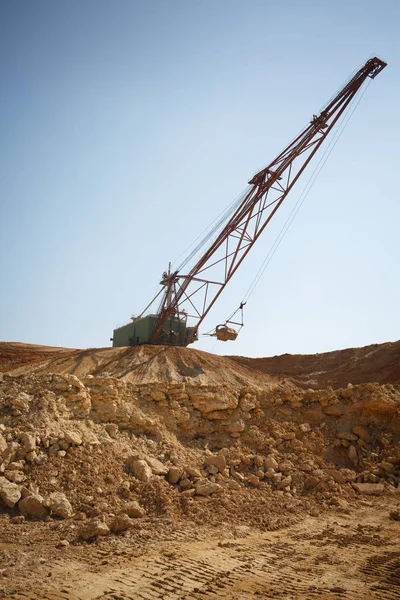 Gele Mobiele Kraan Werkt Zandige Steengroeve Een Industriële Bewegende Machine — Stockfoto