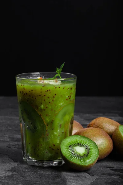 Une Composition Smoothie Avec Des Feuilles Kiwi Menthe Sur Une — Photo