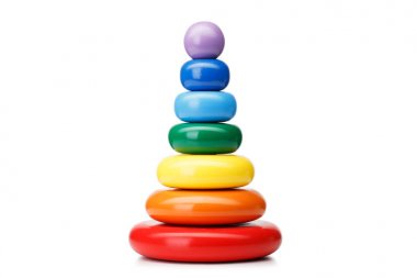 Beyaz bir arka plan üzerinde izole bir dikey çubuk üzerinde renkli ahşap yüzük büyük piramit yapıdan. Oyuncak bebekler ve küçük çocuklar sevinçle mekanik becerileri ve renkleri öğrenmek için. Kopya alanı.