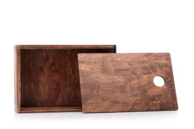 Beyaz bir arka plan üzerinde izole koyu çikolata ahşap kutu yakın çekim bir resim. Boş konteyner açıldı. Küçük öğeleri teslim etmek için bir cihaz. Kargo teslim. İş kavramı.