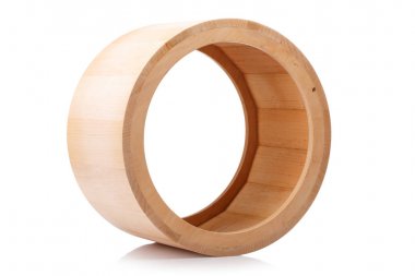 Bir hafif kahverengi dekoratif ahşap lamba fayans veya beyaz arka plan üzerinde izole avize yakın çekim resmin. Doğal ahşap malzemeden yapılmış bir klasik antika lamba bir parçası.