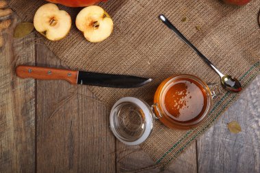 Kesme meyveler vitamin yanındaki açılan Cam Kavanoz bal ahşap masa arka plan üzerinde rustik bir bez üzerinde tam bir görünüm yukarıdan. Sonbahar, kış organik tatlılık. Kopya alanı.