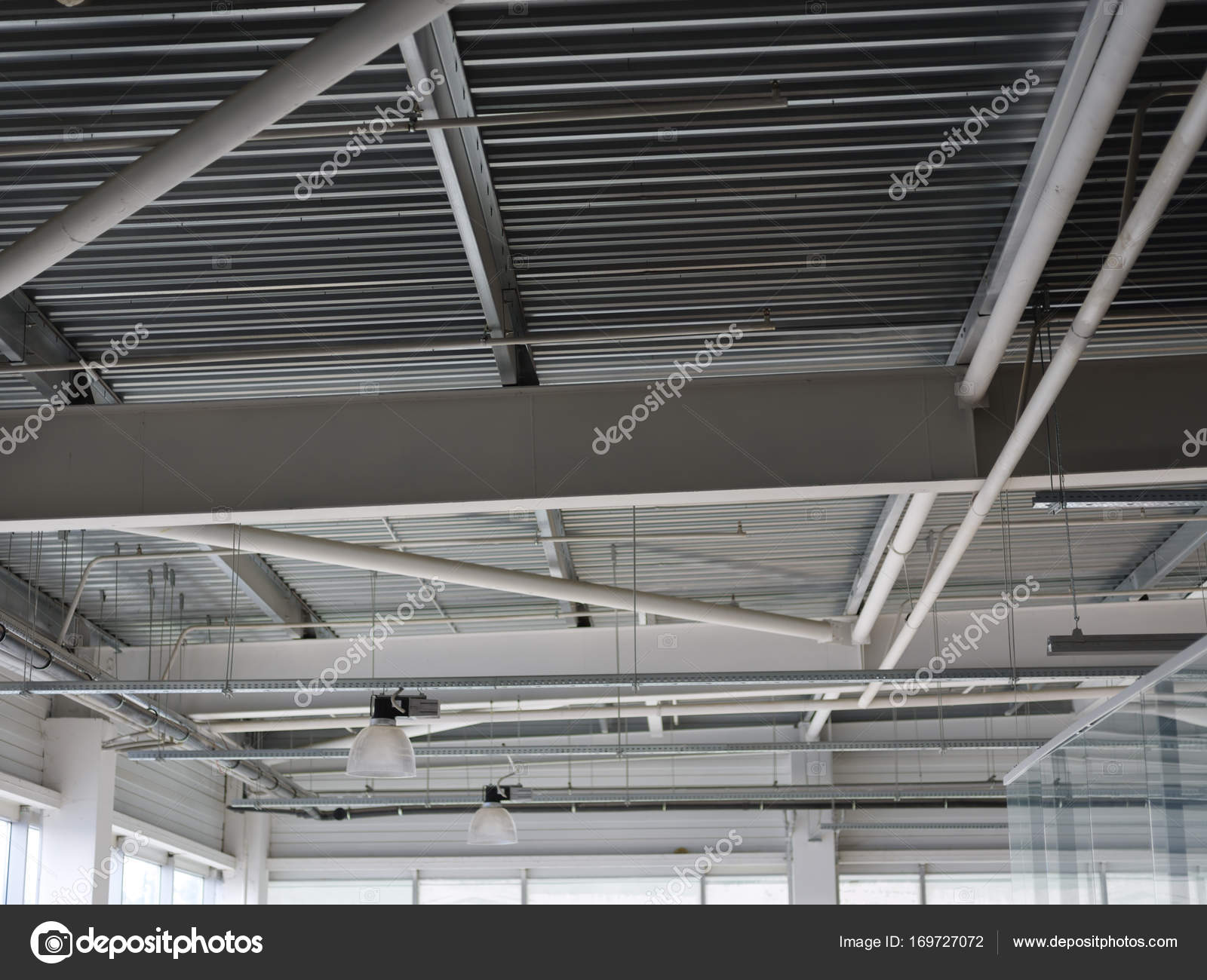 Una Foto Techo Metal Con Tubos Lámparas Gran Centro Comercial — Foto de