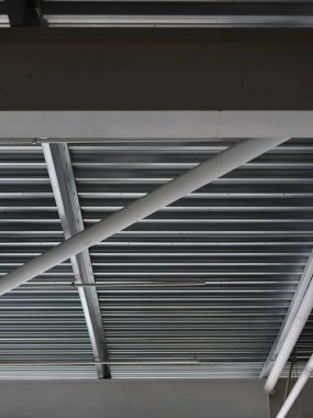 Makro çok büyük bir depo bir metal tavan arka plan olarak resim. Bir üst gri demir inşaat iç parlak görünümü. Sanayi, iç mekan, yapı kavramı.
