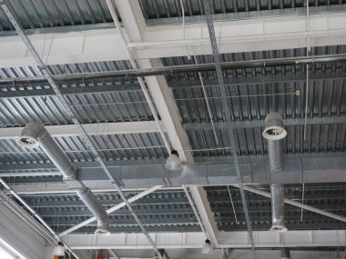 Büyük bir alışveriş merkezi bir metal tavan arka plan olarak bir yakın çekim resim. Demir inşaat modern havalandırma sistemi ve lambalar ile iç parlak görünümü. Sanayi, iç kavramı.