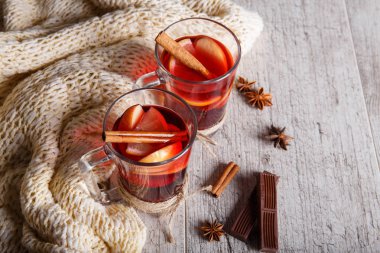 Sıcak çay ve tatlılar bir eşarp ahşap arka plan üzerinde yanındaki bir kış gününde. Ev atmosfer. Çay ve çikolata.