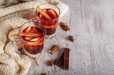 Sıcak çay ve tatlılar bir eşarp ahşap arka plan üzerinde yanındaki bir kış gününde. Ev atmosfer. Çay ve çikolata.