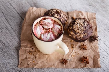Sıcak çikolata şekerleme ve cupcakes tablo arka plan üzerinde. Kahve ve çörek. Kış kafe tatlılar.