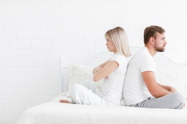 Şehvetli genç çift yatakta birlikte. Beyaz bir arka plan üzerinde izole yatak odasında mutlu çift.