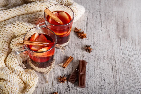 Sıcak çay ve tatlılar bir eşarp ahşap arka plan üzerinde yanındaki bir kış gününde. Ev atmosfer. Çay ve çikolata.