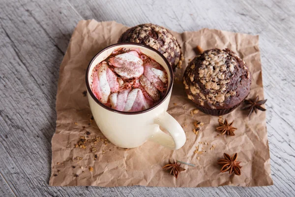 棉花糖与杯子蛋糕放上一个表格的背景的热巧克力。咖啡和松饼。冬天的咖啡馆甜点. — 图库照片