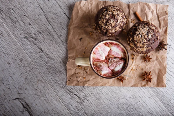 Sıcak çikolata şekerleme ve cupcakes tablo arka plan üzerinde. Kahve ve çörek. Kış kafe tatlılar.