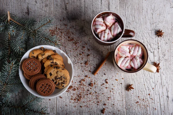 杯可可棉花糖和巧克力饼干表背景上。圣诞糖果。咖啡厅早餐. — 图库照片