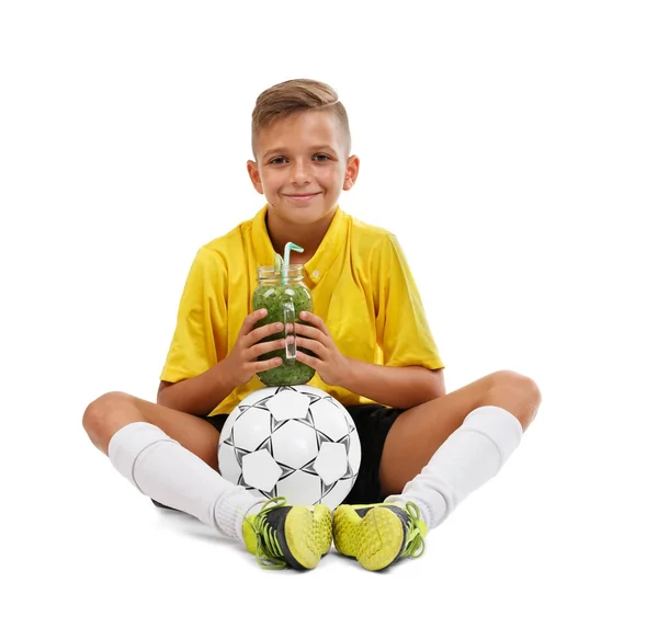 Νεαρό αγόρι παίζει ποδόσφαιρο που απομονώνονται σε λευκό φόντο. Η έννοια άθλημα. — Φωτογραφία Αρχείου