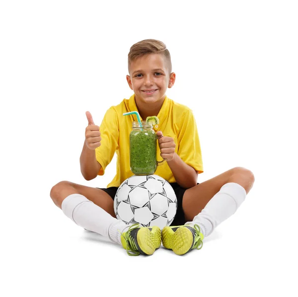 Νεαρό αγόρι παίζει ποδόσφαιρο που απομονώνονται σε λευκό φόντο. Η έννοια άθλημα. — Φωτογραφία Αρχείου