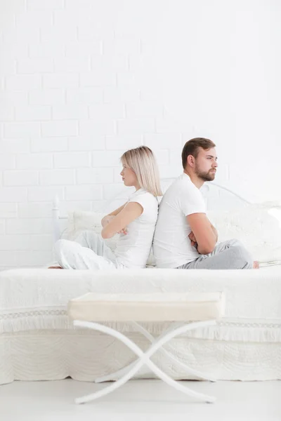 性感的年轻夫妇一起躺在床上。幸福的夫妇，在白色背景上孤立的卧室里. — 图库照片