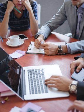 Bir ekip içinde çalışırken iş danışmanları. Genç işçilerin şirket toplantı odasına bir toplantıda bir grup. İş kavramı.