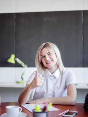 Genç güzel kız çalışma ve ofiste kameraya poz. İş kavramı.