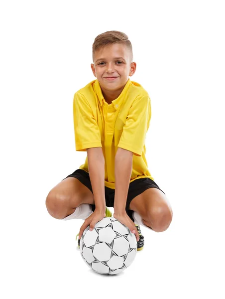 Jeune garçon jouant au football isolé sur fond blanc. Concept sportif . — Photo