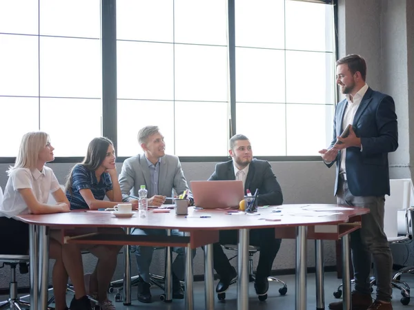 Business consultants terwijl u werkt in een team. Een groep van jonge werknemers op een vergadering in de vergaderzaal van het bedrijf. Bedrijfsconcept. — Stockfoto