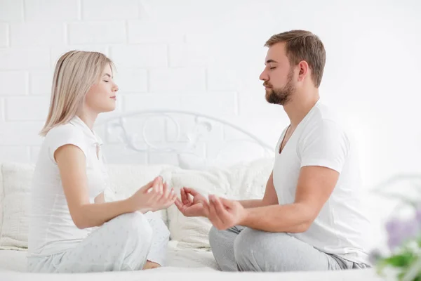 Jovem casal sensual juntos na cama. Casal feliz no quarto isolado em um fundo branco . — Fotografia de Stock